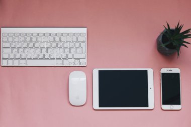 Apple keynote ve Pc mouse, ipad ve iphone 7 ile boş perde Üstten Görünüm