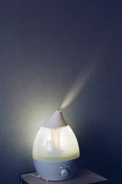 Humidifier pada latar belakang abu-abu — Stok Foto