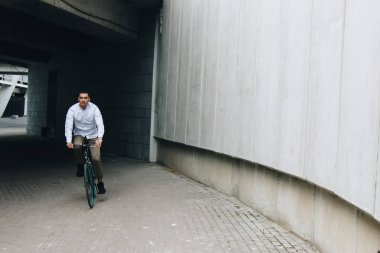Bisiklete binen adam