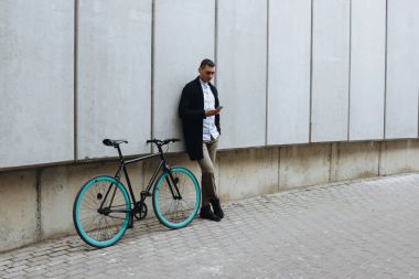 Adam telefon ve Bisiklet