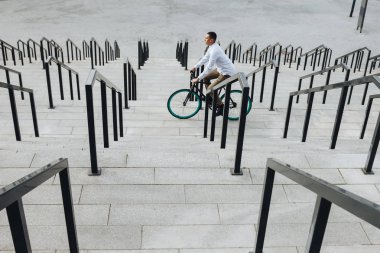 Bisiklete binen adam