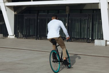 Bisiklete binen adam