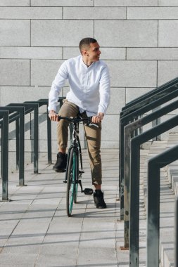 Bisiklete binen adam