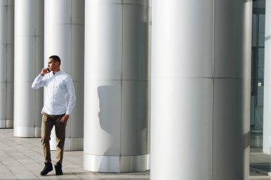 Adam konuşan telefon dışında