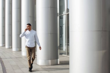 Adam konuşan telefon dışında