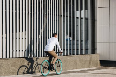 Bisiklete binen adam