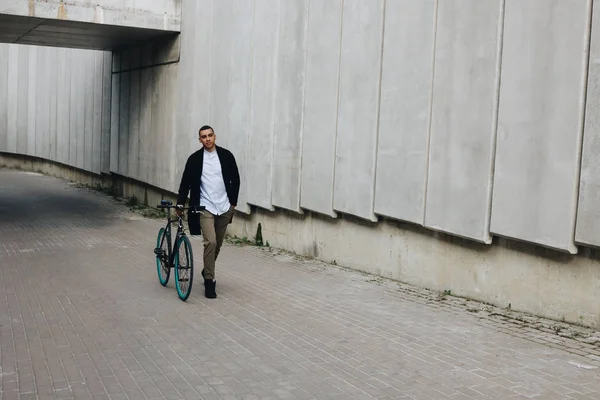 Hombre con bicicleta — Foto de Stock
