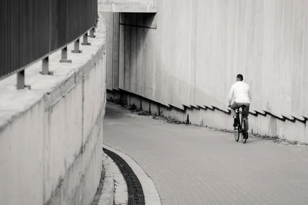 Homme à vélo — Photo