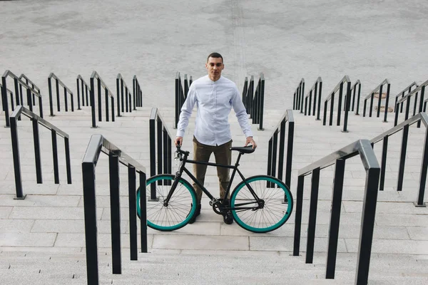 Hombre con bicicleta — Foto de Stock