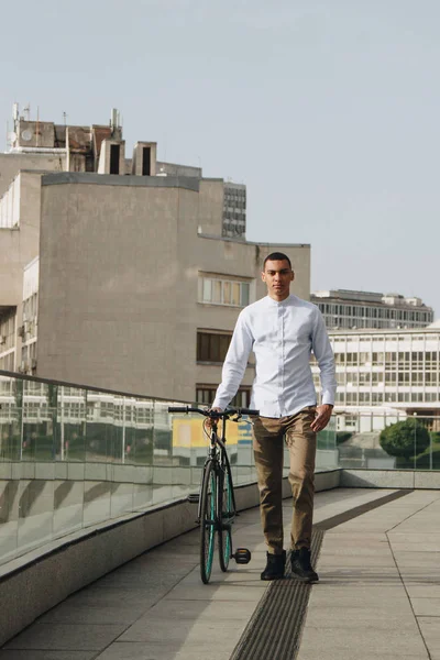 Hombre con bicicleta — Foto de Stock