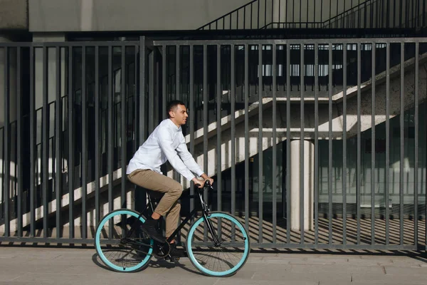 Homem andar de bicicleta — Fotografia de Stock