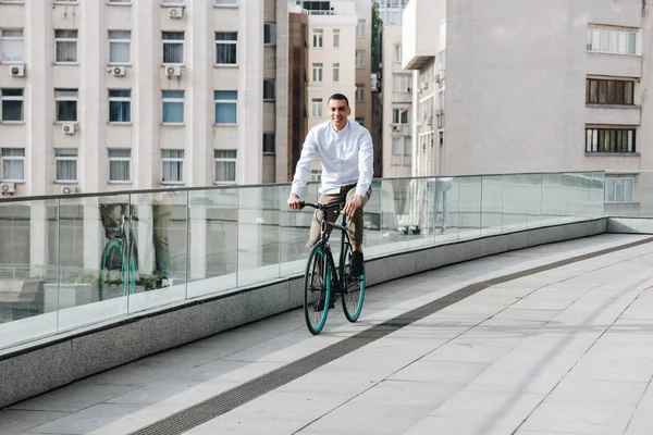 Homem andar de bicicleta — Fotografia de Stock