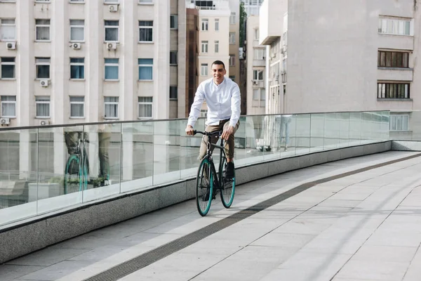 Hombre montar bicicleta — Foto de Stock