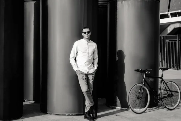 Bărbat cu bicicleta — Fotografie, imagine de stoc