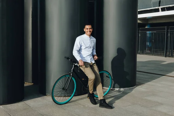 Hombre con bicicleta — Foto de Stock