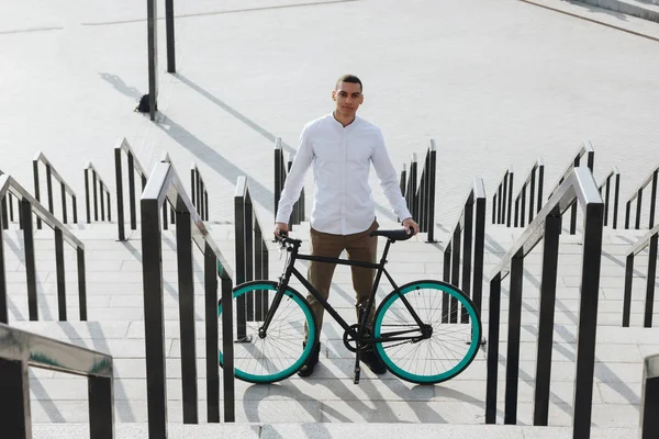 Homem com bicicleta — Fotografia de Stock