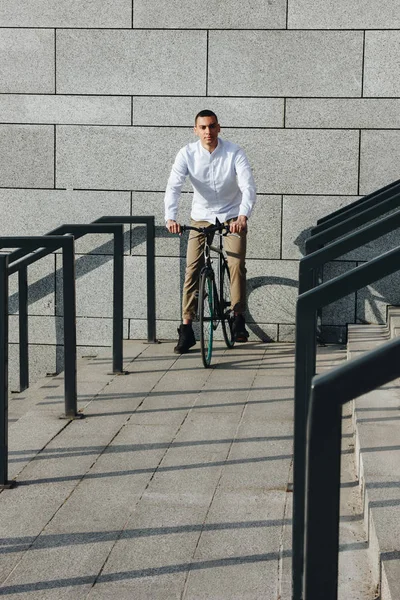 Hombre montar bicicleta — Foto de Stock