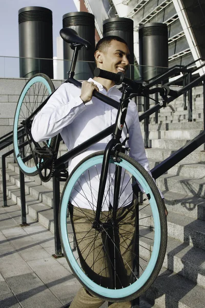 Hombre con bicicleta — Foto de Stock