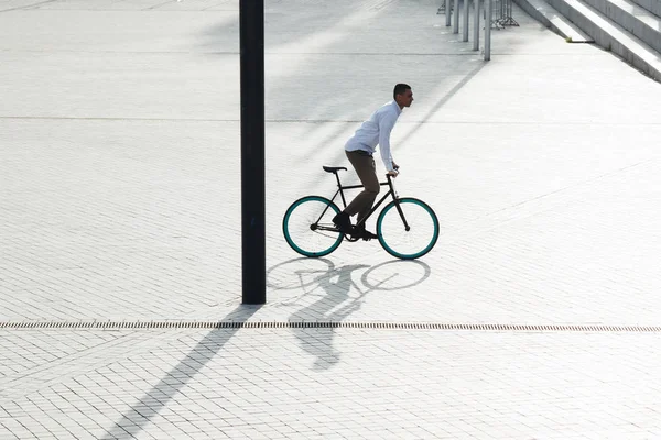 Hombre montar bicicleta — Foto de Stock