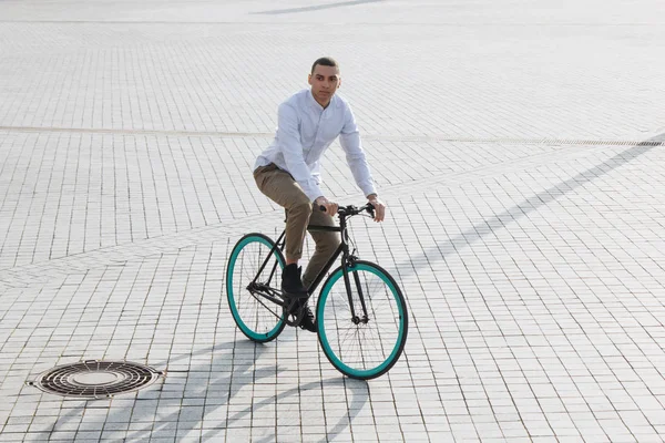 Hombre montar bicicleta — Foto de Stock