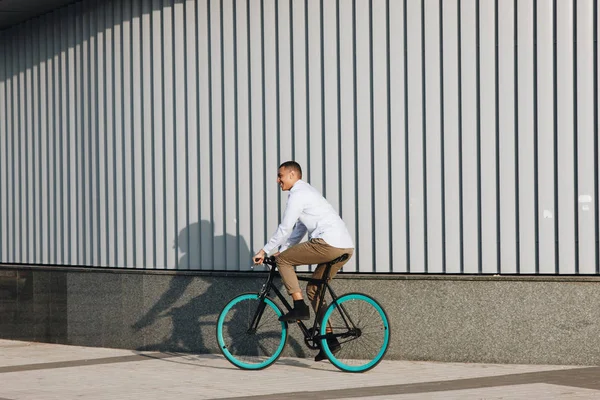 Bisiklete binen adam