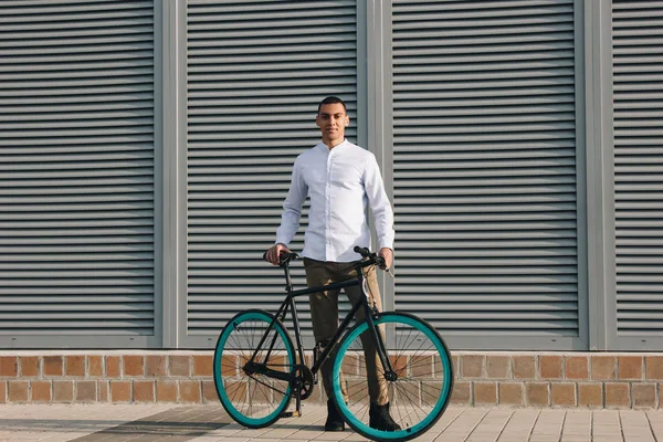 Hombre con bicicleta — Foto de Stock