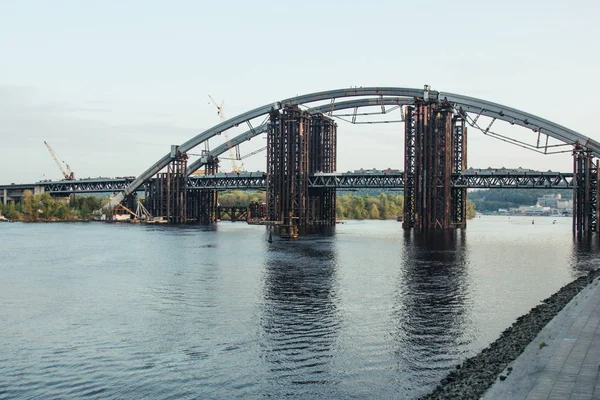 Podilsko-voskresenskyi-Brücke in Kyjiv — Stockfoto