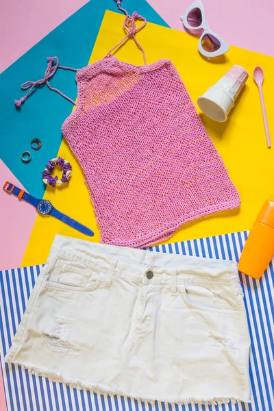 Stricktop und Jeans-Shorts — Stockfoto