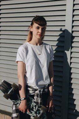스케이트 보드와 함께 hipster 소녀