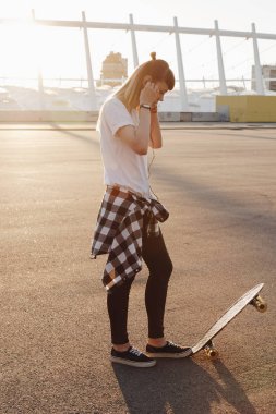 스케이트 보드와 함께 hipster 소녀