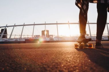 Hippi kız bacaklar paten kurulu ile