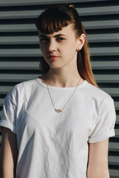 Chica hipster en camiseta blanca — Foto de Stock