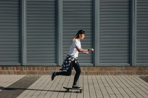 Hipster chica a caballo skate board — Foto de Stock