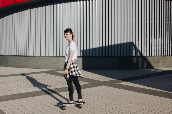 Hipster chica a caballo skate board — Foto de Stock