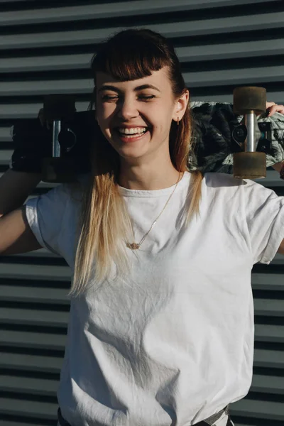 Hipster chica con tabla de skate — Foto de Stock