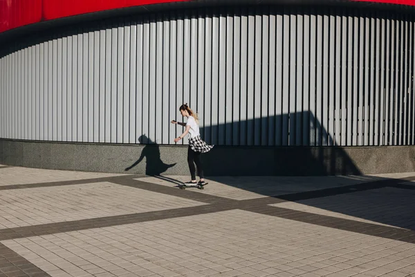 Hipster chica a caballo skate board — Foto de Stock