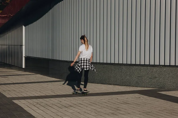 Hipster Mädchen auf Skateboard — Stockfoto