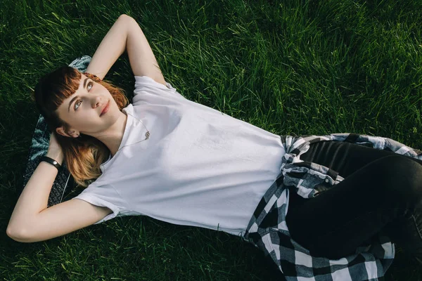 Hipster fille se détendre sur l'herbe — Photo