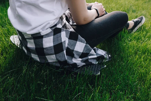 Хипстерская девушка сидит на траве — стоковое фото
