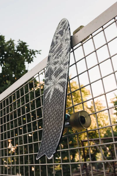 Skate board på staket — Stockfoto