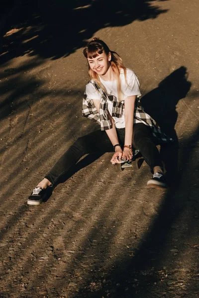 Hipster chica a caballo skate board — Foto de Stock