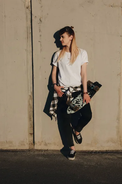 Hipster chica con tabla de skate — Foto de Stock