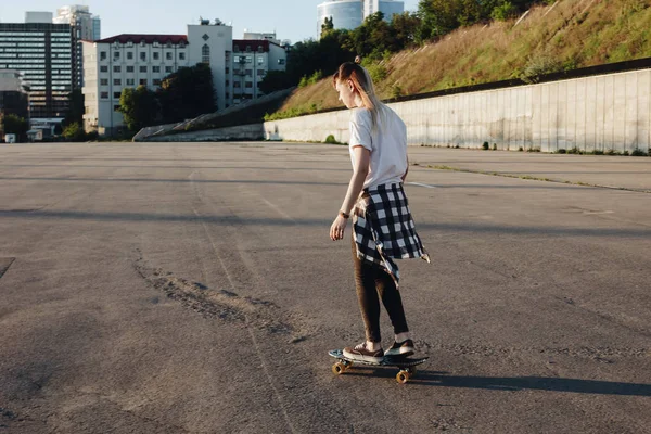 Hipster chica a caballo skate board — Foto de Stock