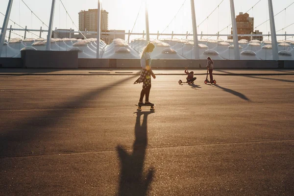 Hipster menina andar de skate bordo — Fotografia de Stock