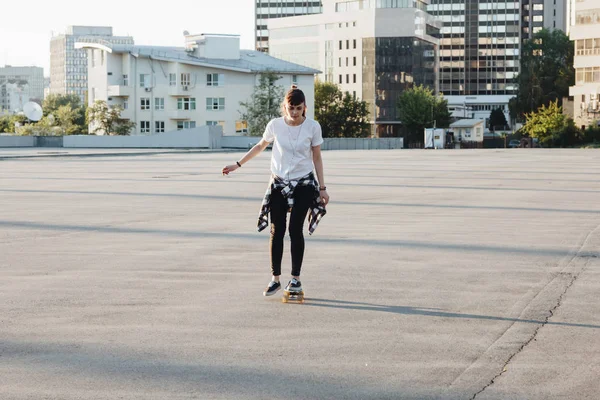 Hipster Dziewczyna jazda deskorolka — Zdjęcie stockowe