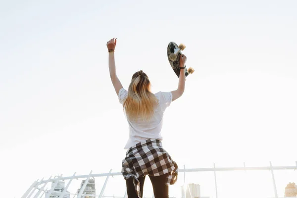 Hipster menina com skate bordo — Fotografia de Stock