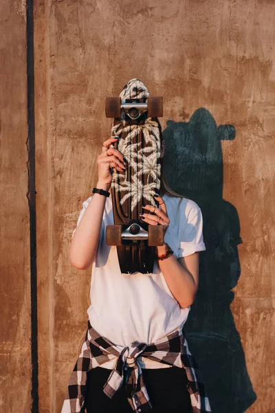 Hipster menina com skate bordo — Fotografia de Stock