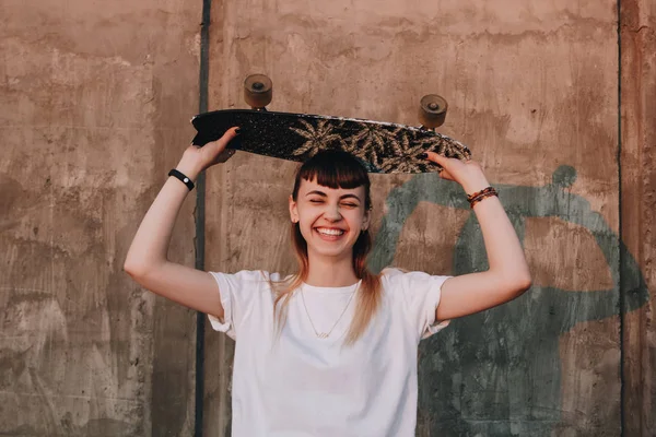 Hipster fille avec planche à roulettes — Photo