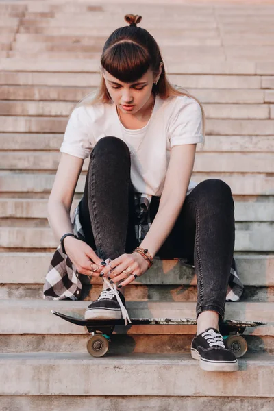 Gadis Hipster yang mengikat tali sepatunya — Stok Foto