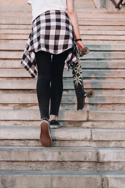 Хипстерская девушка ходит со скейт-бордом — стоковое фото